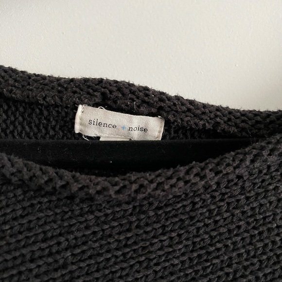 Silence + Noise crop off the shoulder shirt - Picture 3 of 3